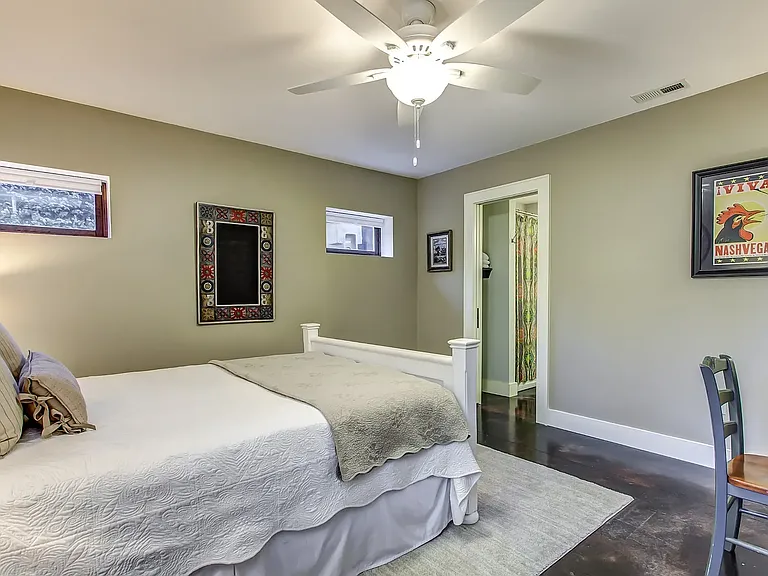 1415 Benjamin St — Photo 32