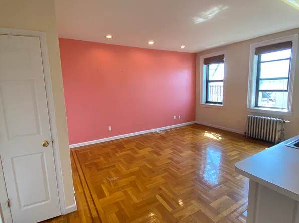 (undisclosed Address), Long Beach, NY 11561
