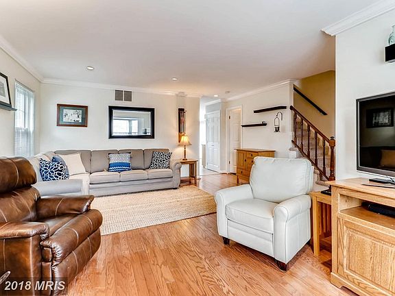 Crown Molding w/ Recessed Lighting, Very Cozy