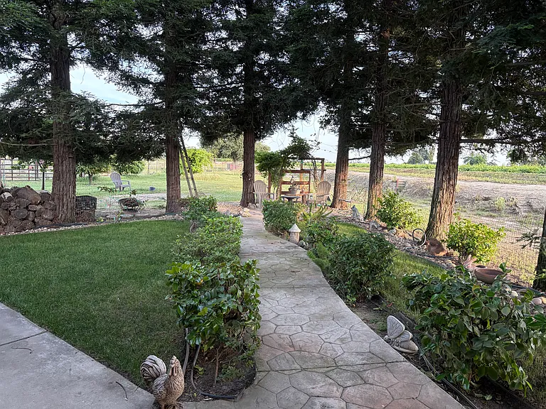 2376 E Armstrong Rd — Photo 17