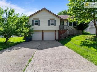 1807 Regency Dr, Kearney, MO 64060