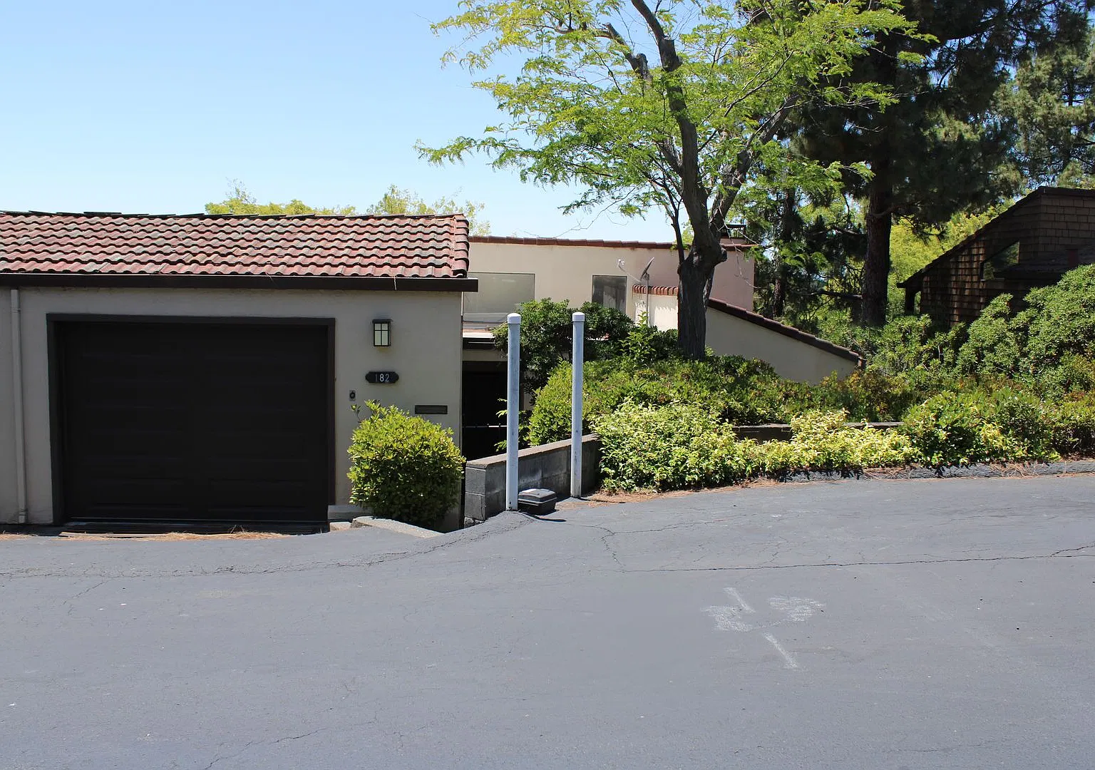 Bright 2 Bedroom, 2 Bathroom Condo, W/ Garage, Deck a Patio and Community Pool — Photo 1