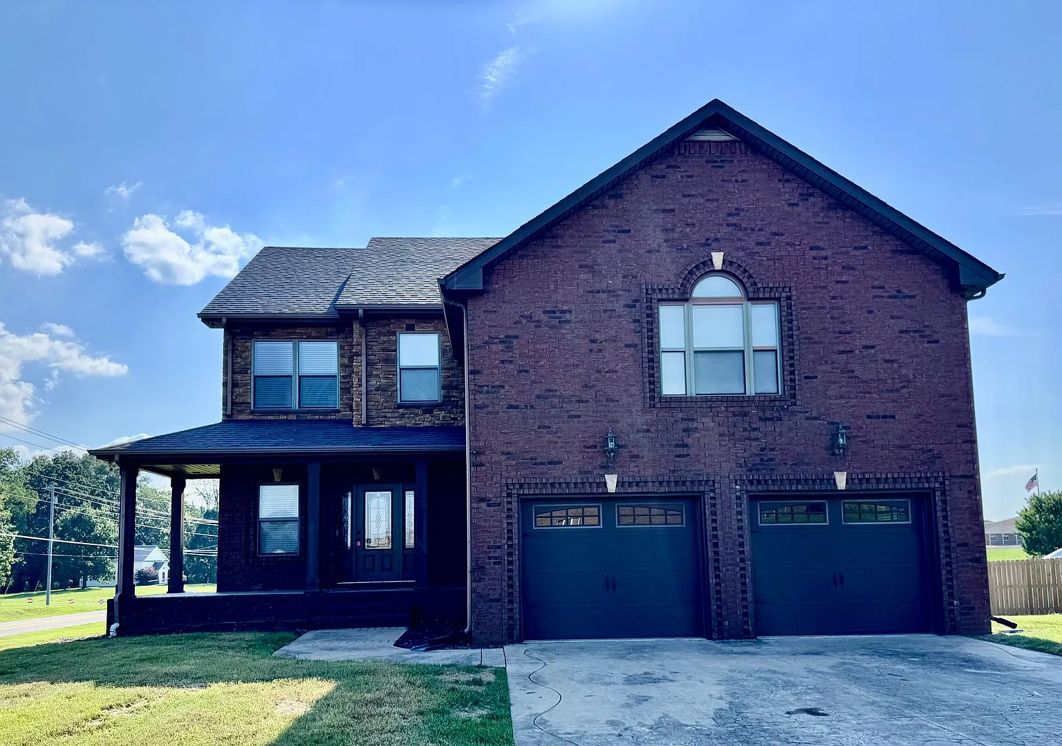 Beautiful Home Located in Farmington Subdivision. 3 Bedrooms, 3.5 baths, Bonus with Wet Bar! — Photo 1