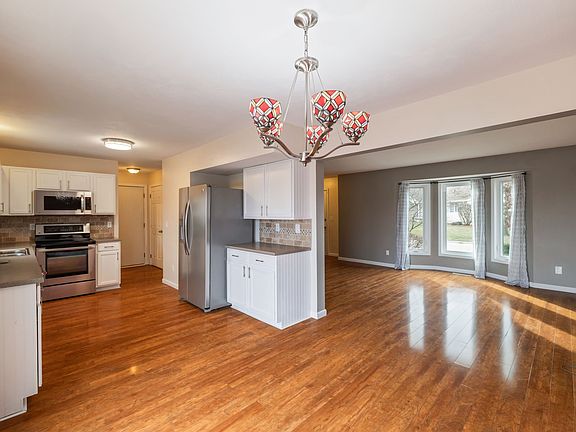 3rd image of 332 E Burnham Ave