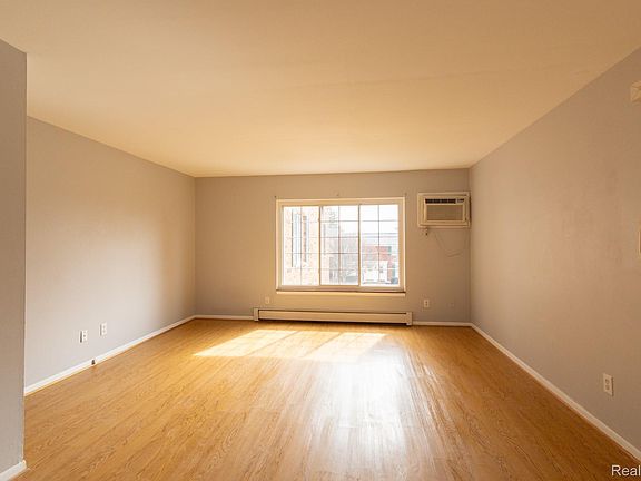 5th image of 495 Miller Ave APT 212