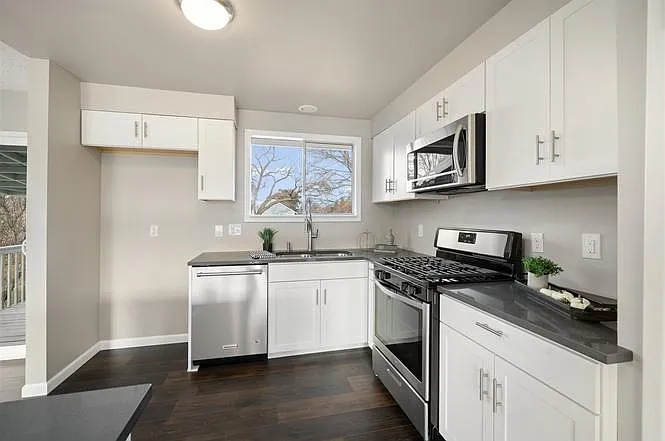 3 bed, 1905 sqft, $2,300 — Photo 4