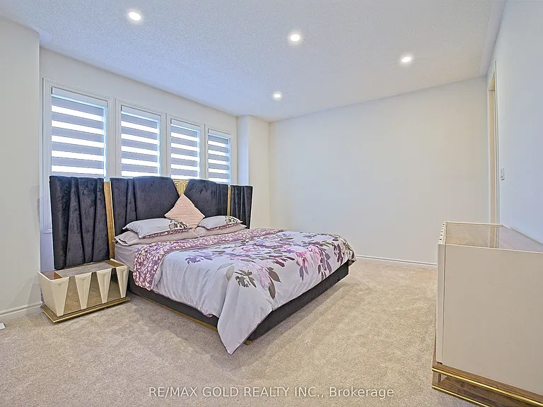 19 Marigold Blvd — Photo 35
