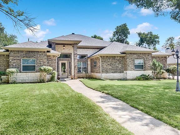 2nd image of 1609 Oak Hollow Dr
