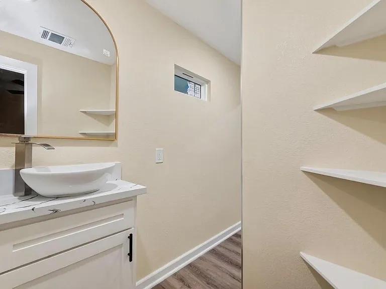 2725 Avenue F — Photo 12