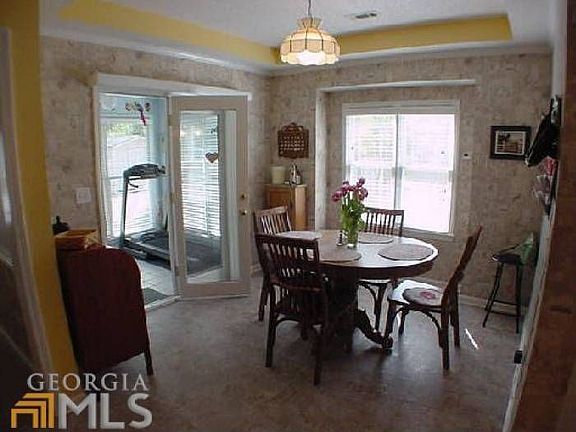 Eat-in Kitchen