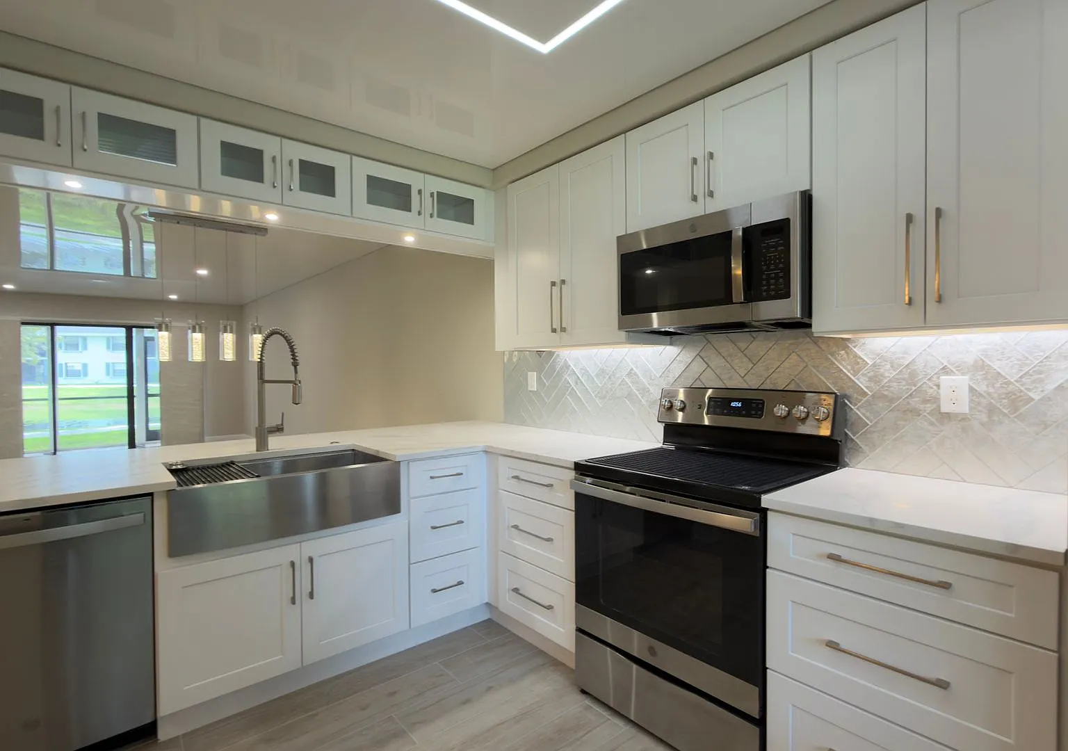 Modern 2-Bedroom First-Floor Residence with Peaceful Lake Views — Photo 2