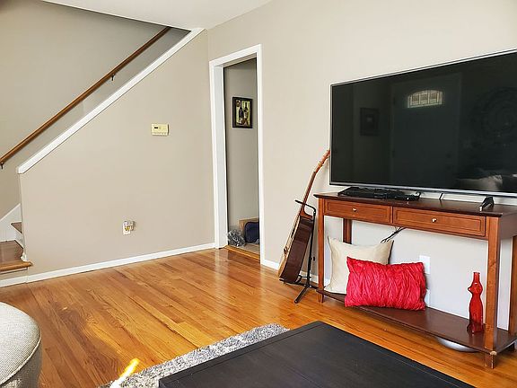 4th image of 813 Arlington Ct