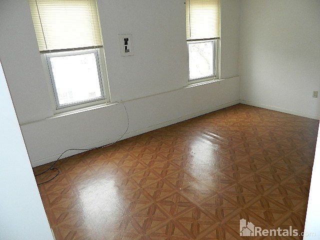2nd image of 202 E Hector St