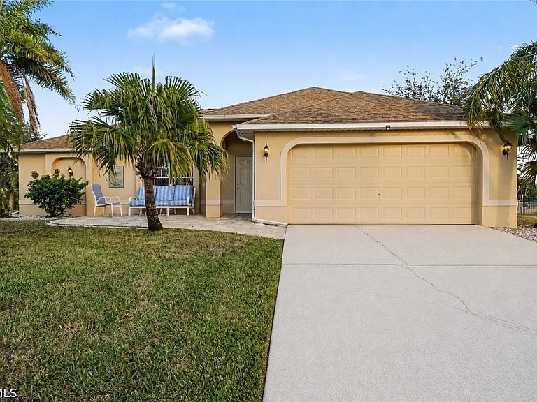 2727 SW 2nd Ct — Photo 2