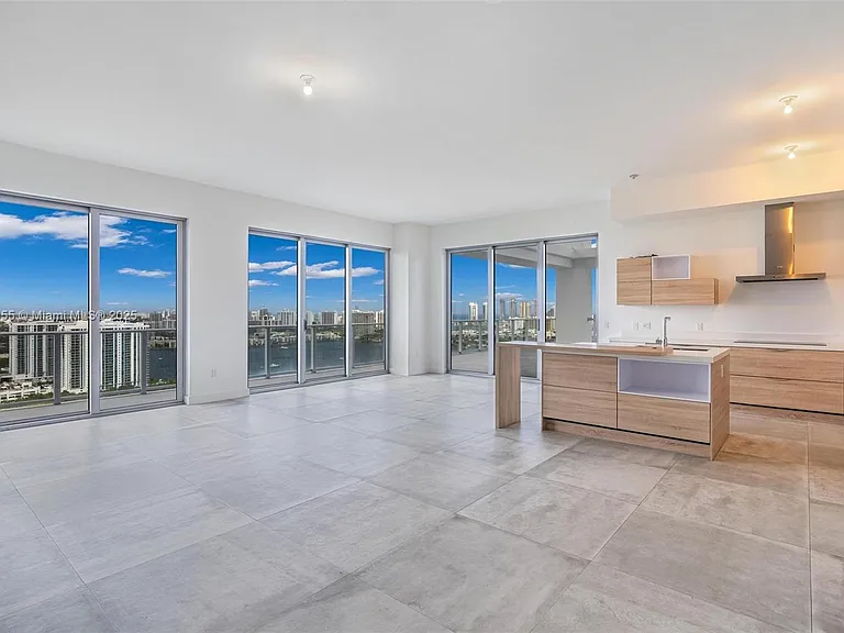 16385 Biscayne Blvd #4 — Photo 16