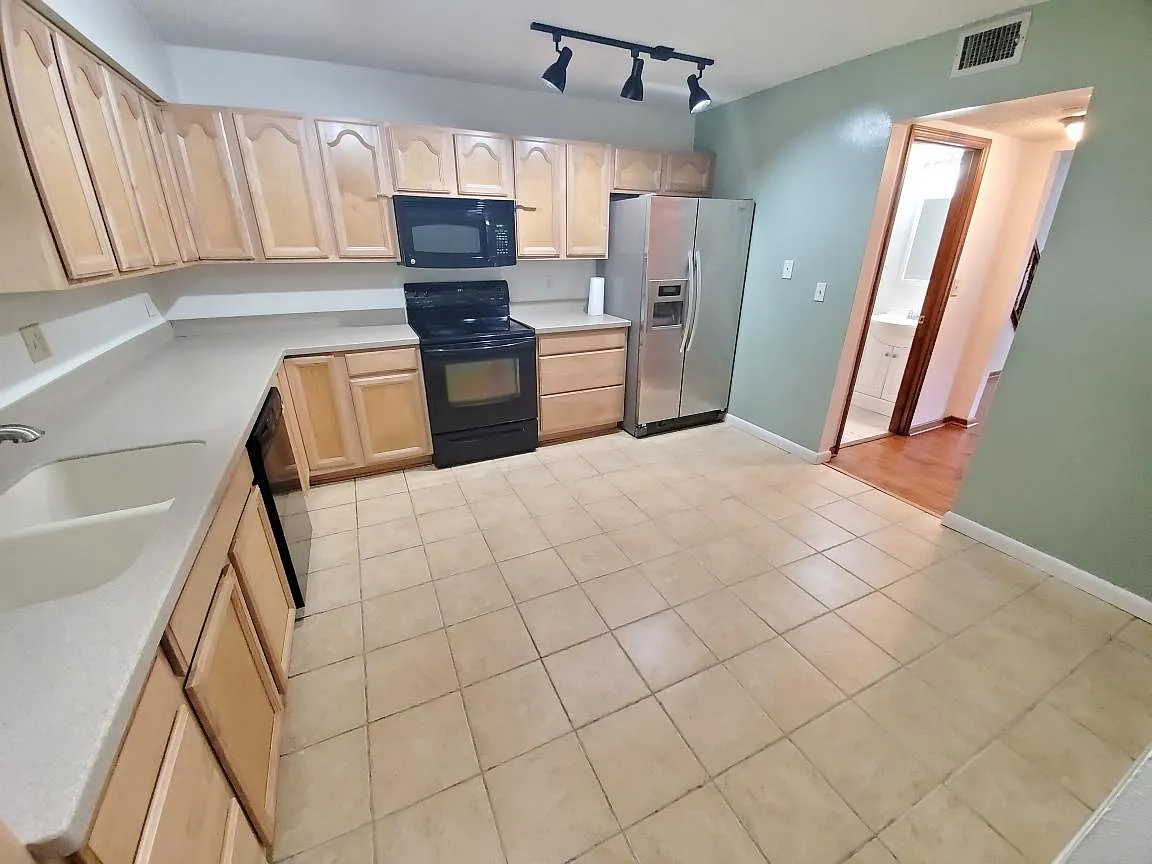 3 bed, 2.5 bath, 1600 sqft, $1,900 — Photo 2