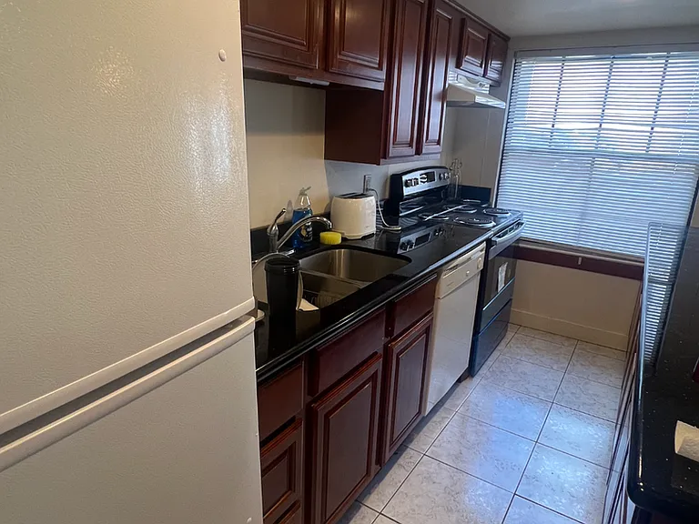 This 3bd/3ba is ON Broadway a Great Location for Student Life! — Photo 8