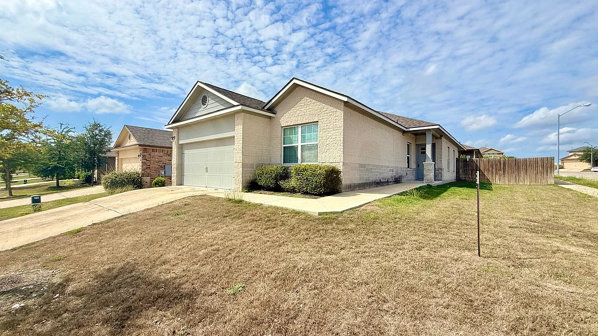 3 bed, 2.0 bath, 1706 sqft, $2,350 — Photo 2