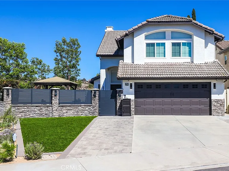 52 Touraine Pl — Photo 1