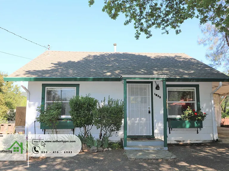 1825 Grand Coulee Blvd — Photo 1