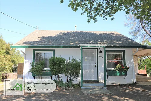 1825 Grand Coulee Blvd Photo 1