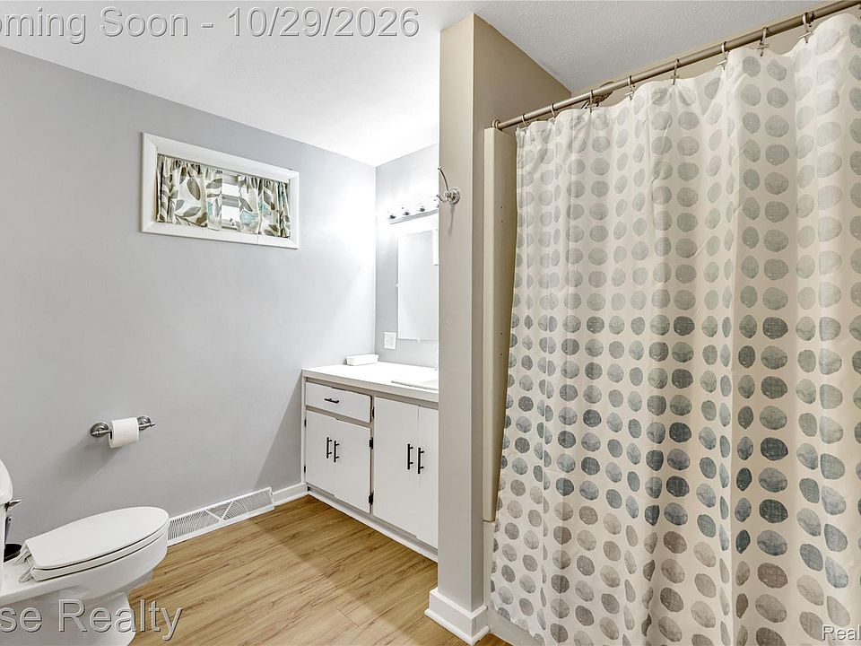 8033 Clarence St, photo 10
