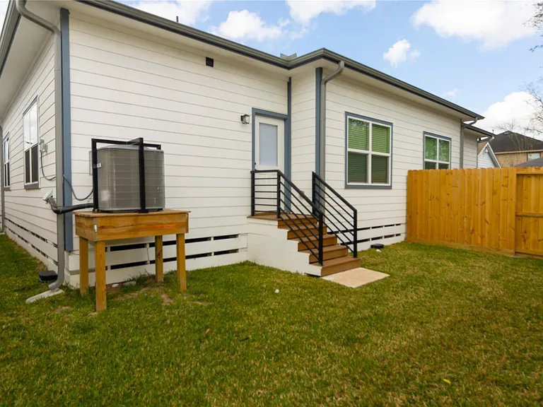 4902 Higgins St #B — Photo 35