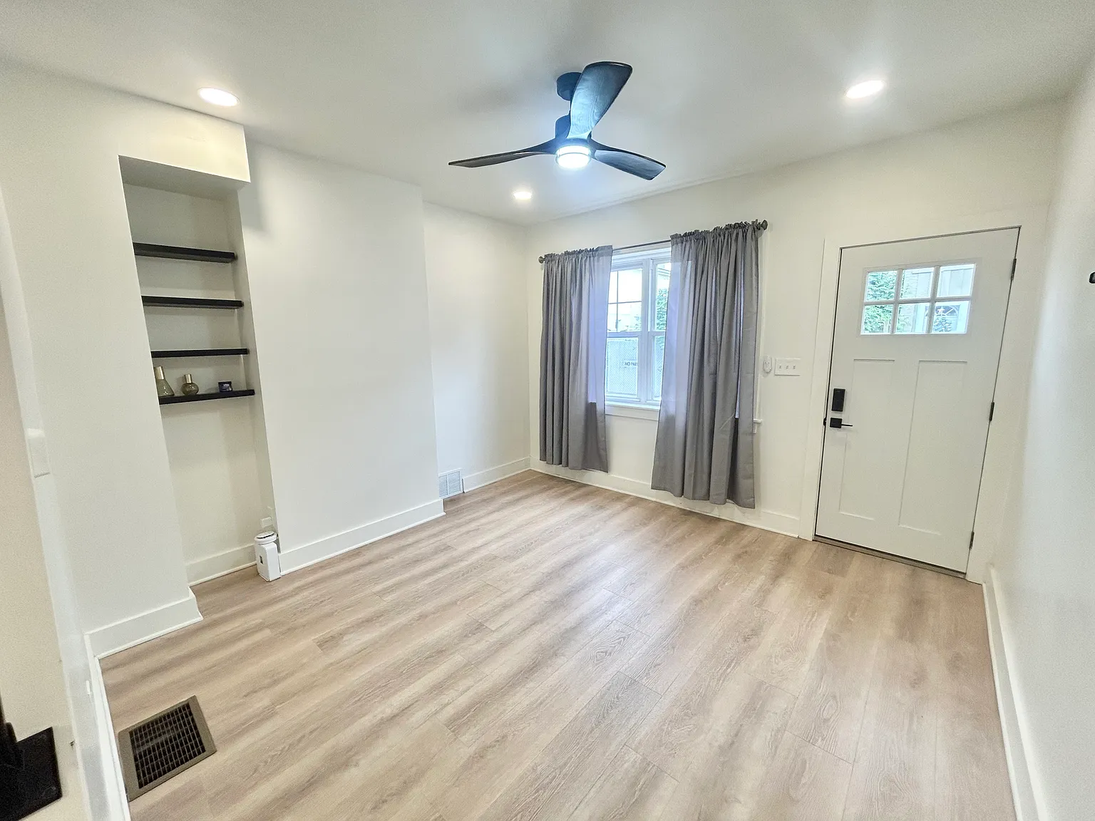 Updated 2-Bedroom Fishtown Townhome with Central Air — Photo 2