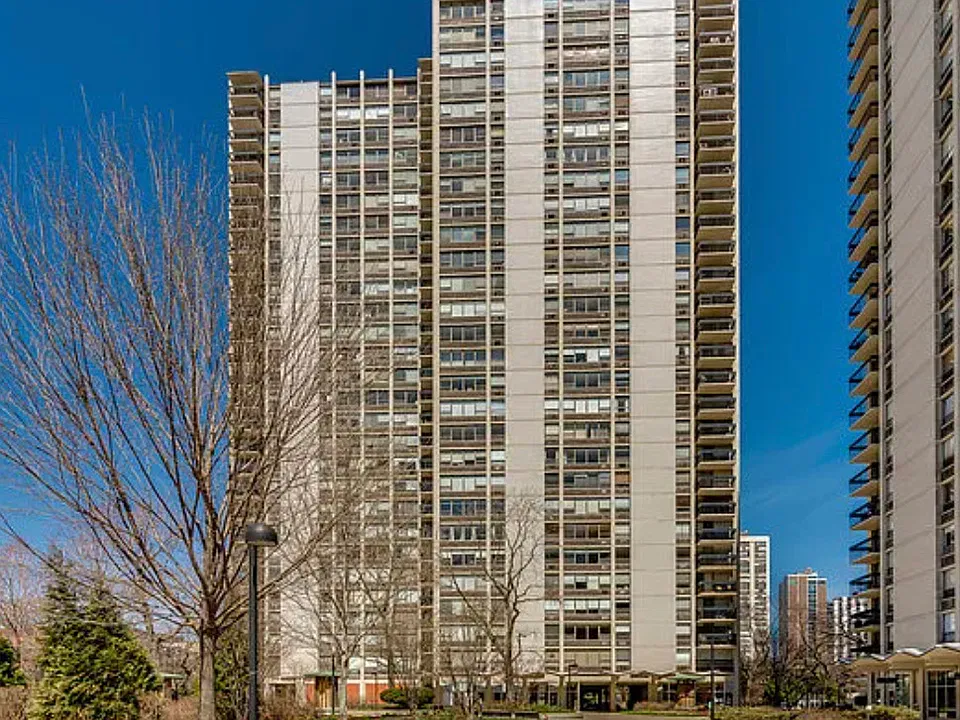 1360 N Sandburg Ter #303