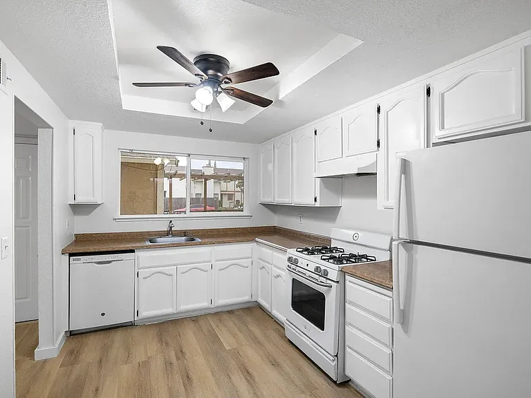 995 Matthew Ct — Photo 6
