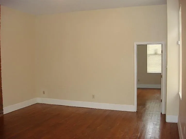 5 bed, 2000 sqft, $2,750 — Photo 3
