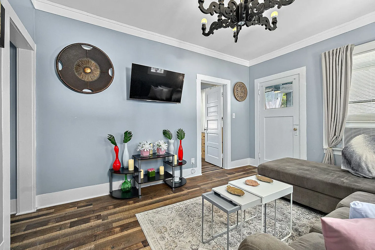 2 bed, 1.0 bath, 678 sqft, $2,337 — Photo 2