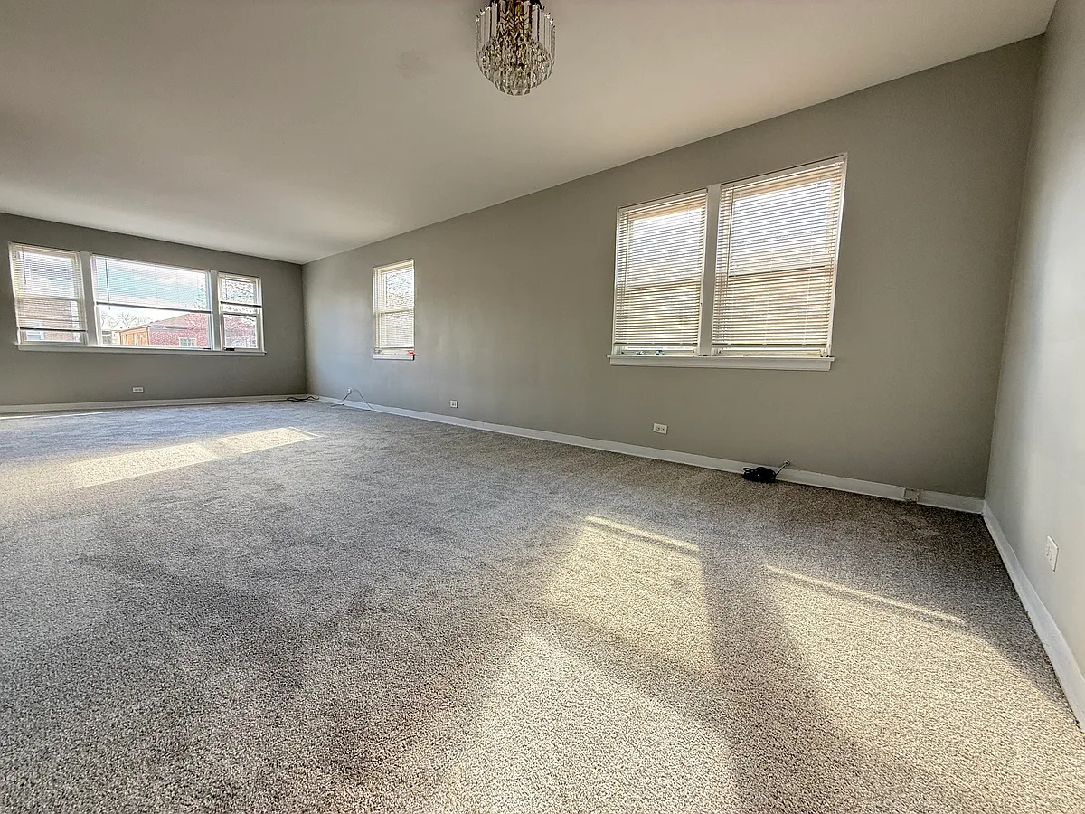 Building Photo - 2644 W Balmoral Ave #2