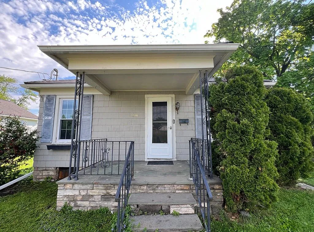 1106 Ovid St photo 1