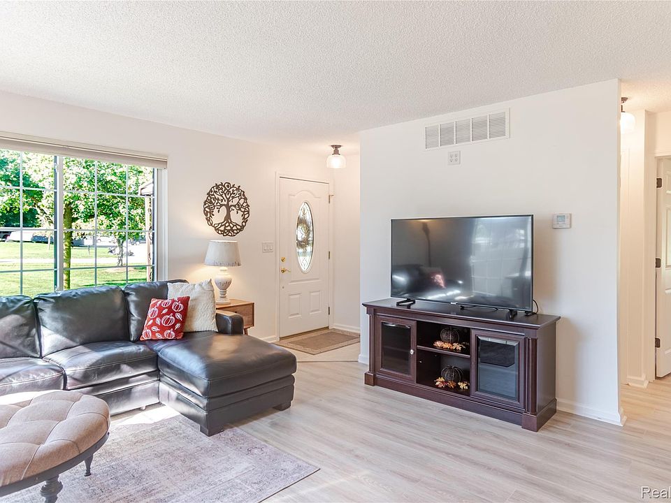 40120 Newport Dr #7, photo 10