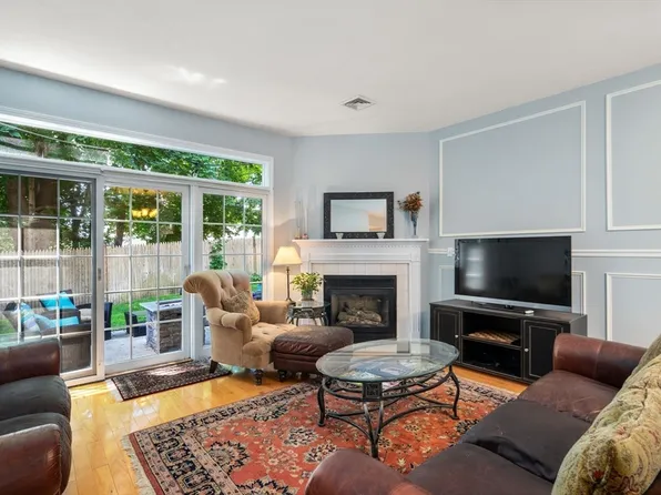 50 Evergreen Cir #50, Canton, MA 02021