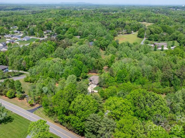 1590 W 7th St, Newton, NC 28658