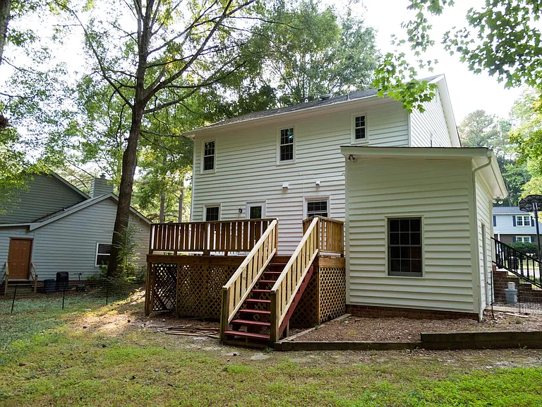 303 Fairfield Ln — Photo 3