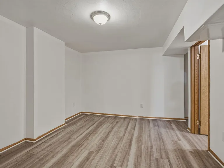 325 Ella St — Photo 12