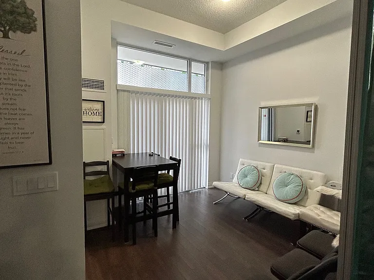 20 Meadowglen Pl E #822 — Photo 8