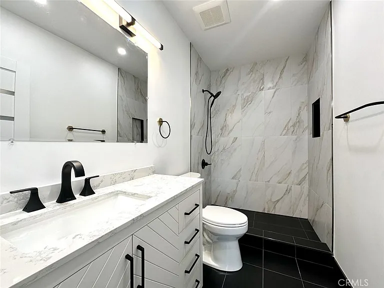 6255 Woodman Ave #201 — Photo 13