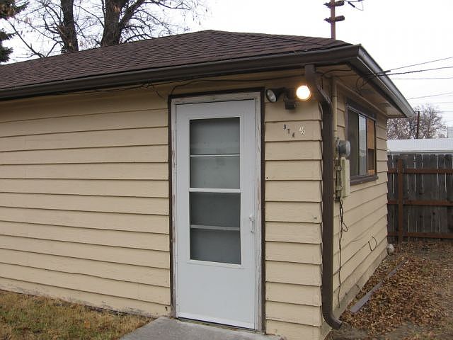 1st image of 914 1/2 Custer Ave