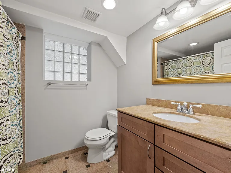 2025 W Walton St #1 — Photo 13