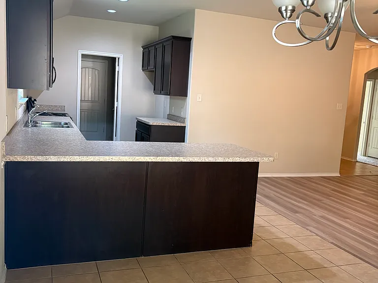 814 Bens Dr — Photo 2