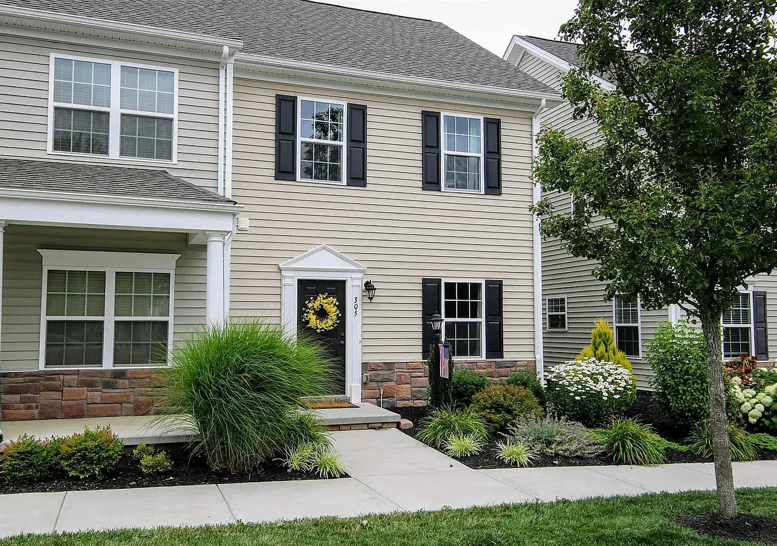Nicely updated 3 bed/2.5 Bath Townhome — Photo 1