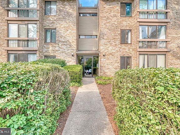 2nd image of 10551 Twin Rivers Rd Unit B-2