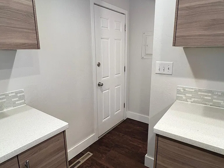 570 Horrocks Dr — Photo 8