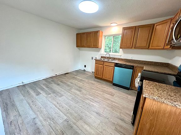 4th image of 374 Karen Dr