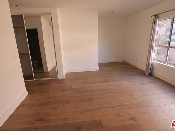 3rd image of 940 Larrabee St #407