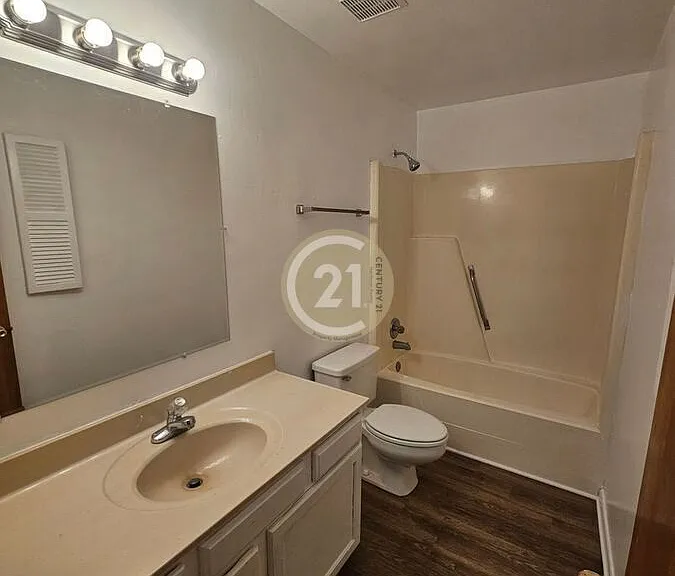 405 32nd St #203 — Photo 7